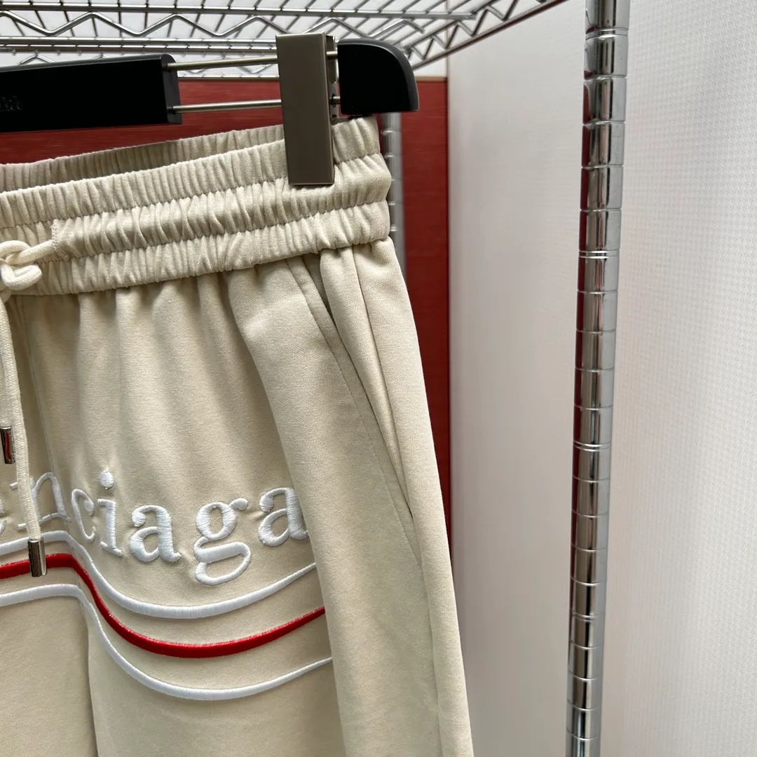 Balenciaga's three-standard complete 2026 summer New Arrival men's casual shorts, advanced custom-made Breathable fabric, Breathable fabric, extremely stretchy and comfortable, impeccable details, top-grade accessories, original logo design concept, delicate and soft feel! The upper body fit is awesome! Size: M-XXXL Please state your height and weight when ordering